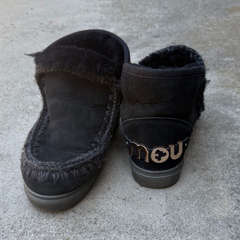 Mou Black Gold Logo Shearling Boots size 6